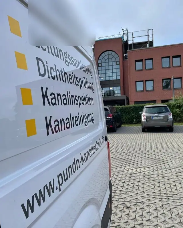 Prüfgerät des Partnerbetriebs P&N Kanaltechnik an einer Abwasserleitung