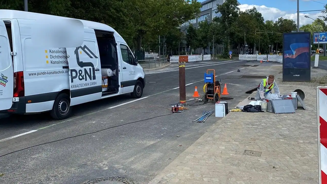Transporter des Partnerbetriebs P&N Kanaltechnik an einer Straßenbaustelle