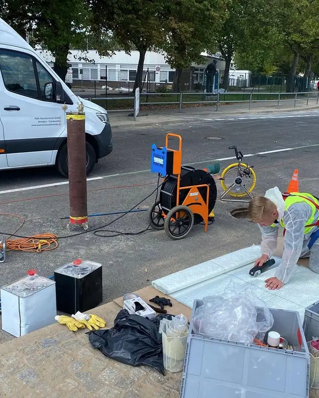 Zugeschnittene Matte für eine punktuelle Reparatur beim Partnerbetrieb P&N Kanaltechnik