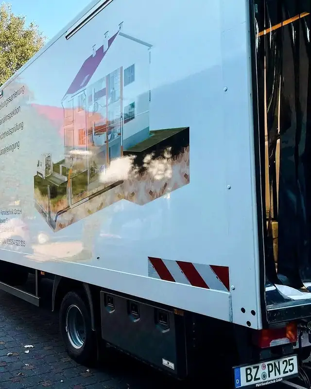 Einsatzfahrzeug des Partnerbetriebs P&N Kanaltechnik vor einem Wohnhaus