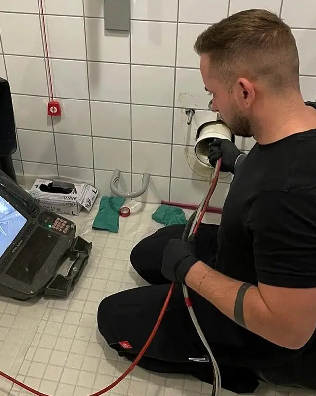 Team des Partnerbetriebs P&N Kanaltechnik bei der Arbeitsvorbereitung